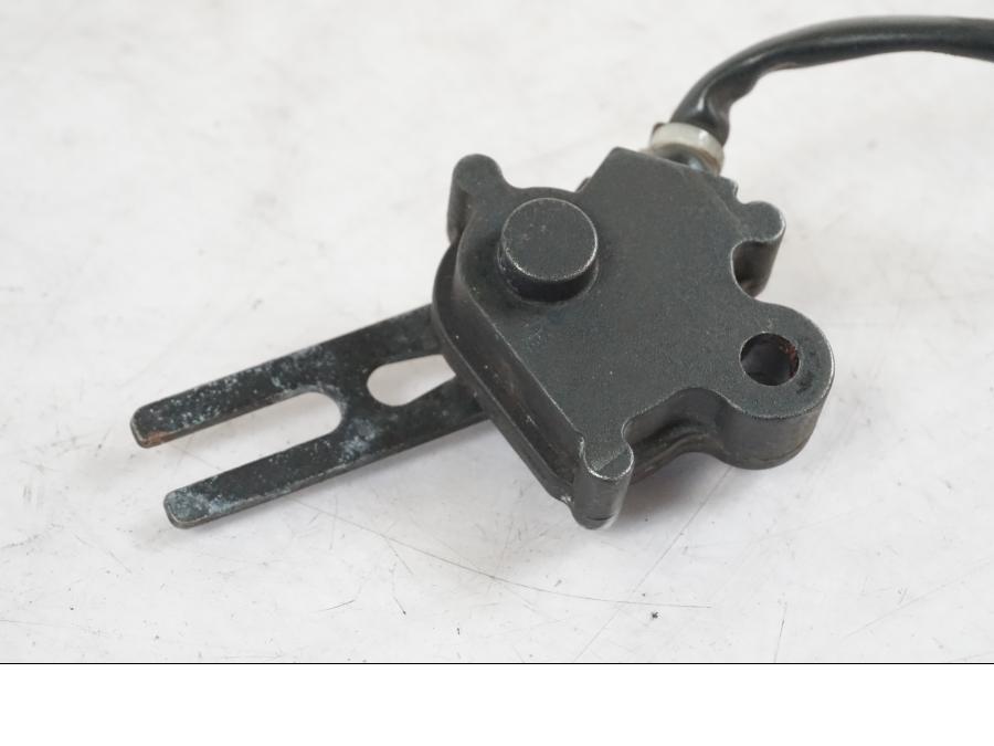 Baksidan på Sidostödsbrytare från en Kawasaki ER-6N -2016 motorcykel.