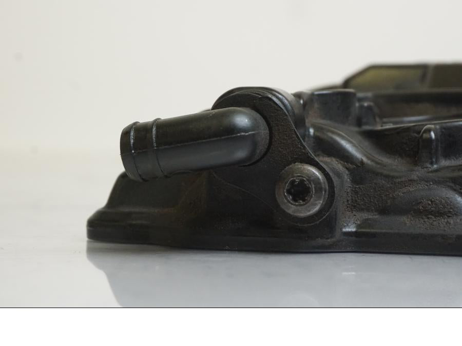 Baksidan på Ventilkåpa från en KTM 1190 Adventure -2015 motorcykel.