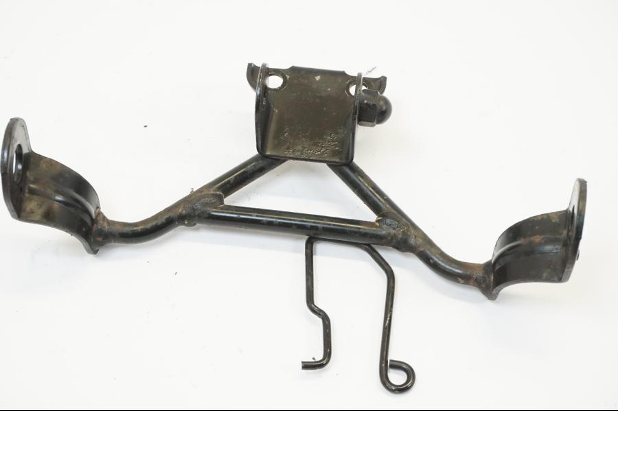 Snett nerifrån på Strålkastarfäste från en Yamaha XV 535 -1995 motorcykel.