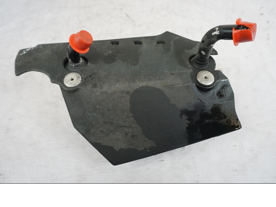 Framsidan på Oljekyl från en BMW R 850 R -2004 motorcykel.