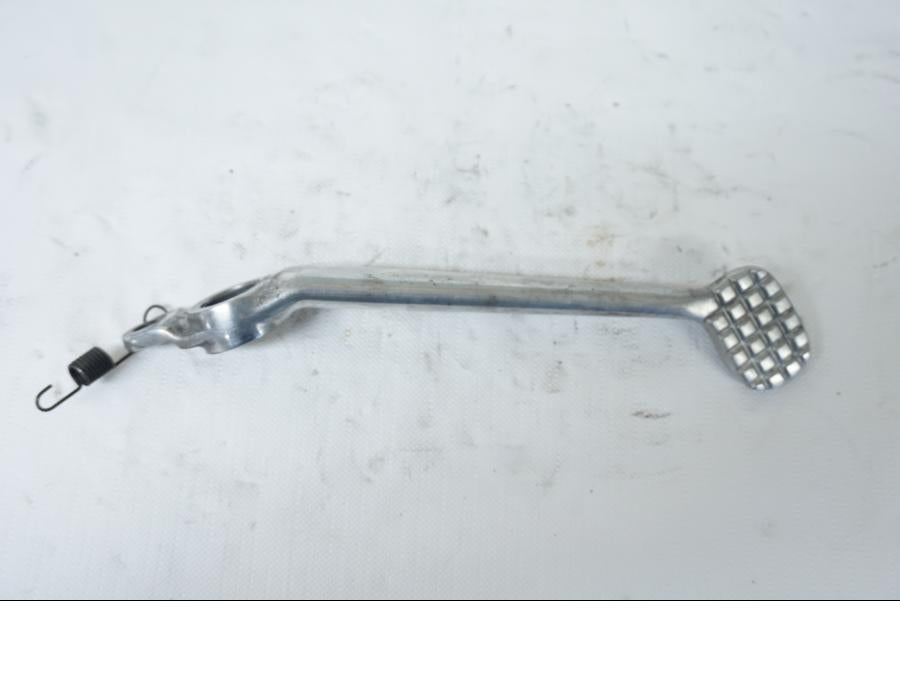 Baksidan på Bromspedal från en Triumph Bonneville -2001 motorcykel.