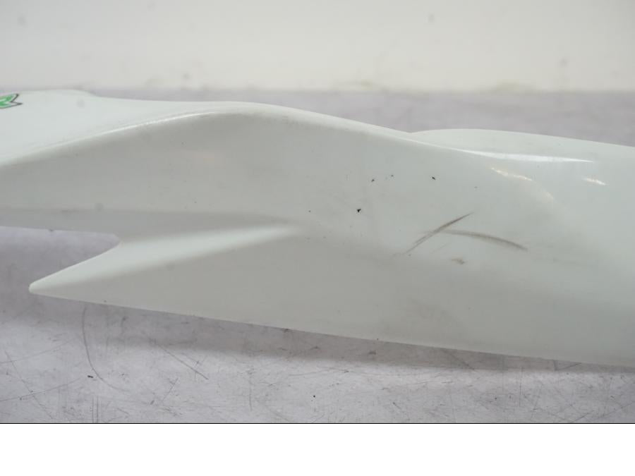 Snett uppifrån på Bakvinge från en Kawasaki ZX-6R -2011 motorcykel.