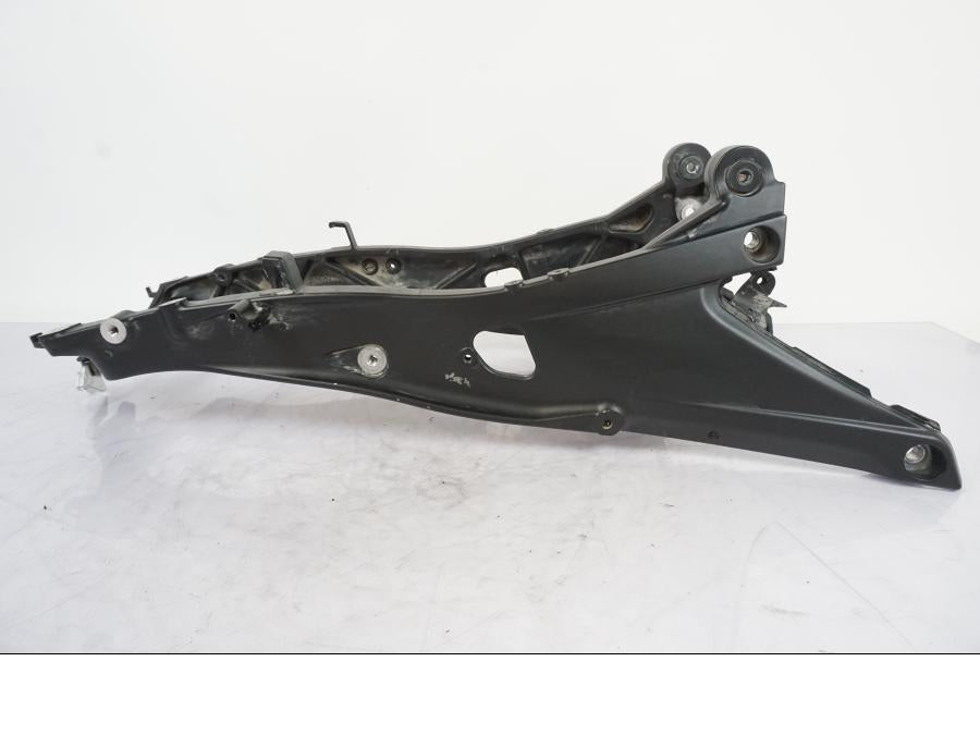 Höger sida på Bakram från en Honda VFR 1200 -2010 motorcykel.