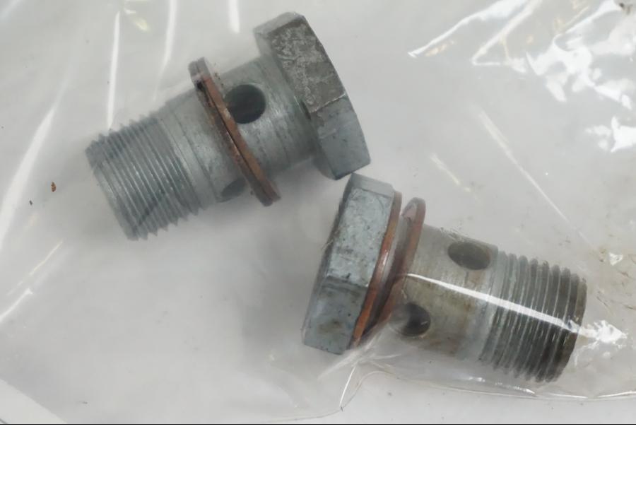 Baksidan på Oljerör från en BMW F 650 CS -2002 motorcykel.