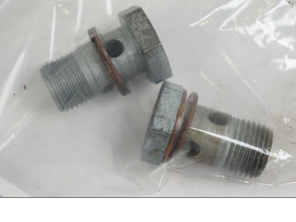 Baksidan på Oljerör från en BMW F 650 CS -2002 motorcykel.