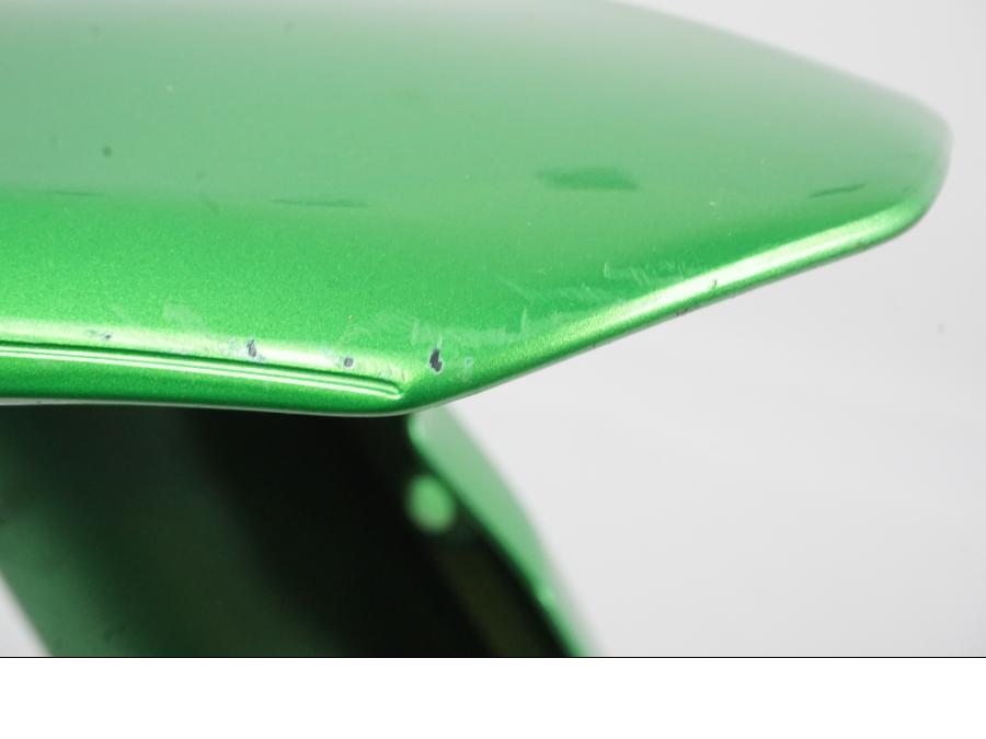 Snett uppifrån på Framskärm från en Kawasaki Z 900 -2017 motorcykel.