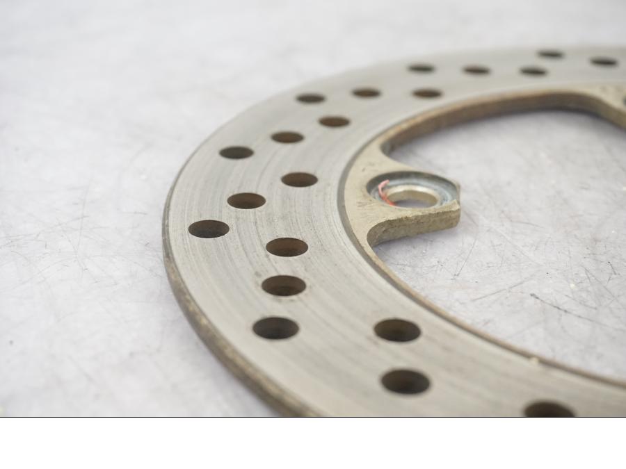 Baksidan på Bromsskiva från en Kawasaki ZX-6R -1999 motorcykel.