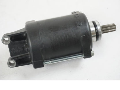 Snett uppifrån på Startmotor från en Yamaha MT-07 -2019 motorcykel.