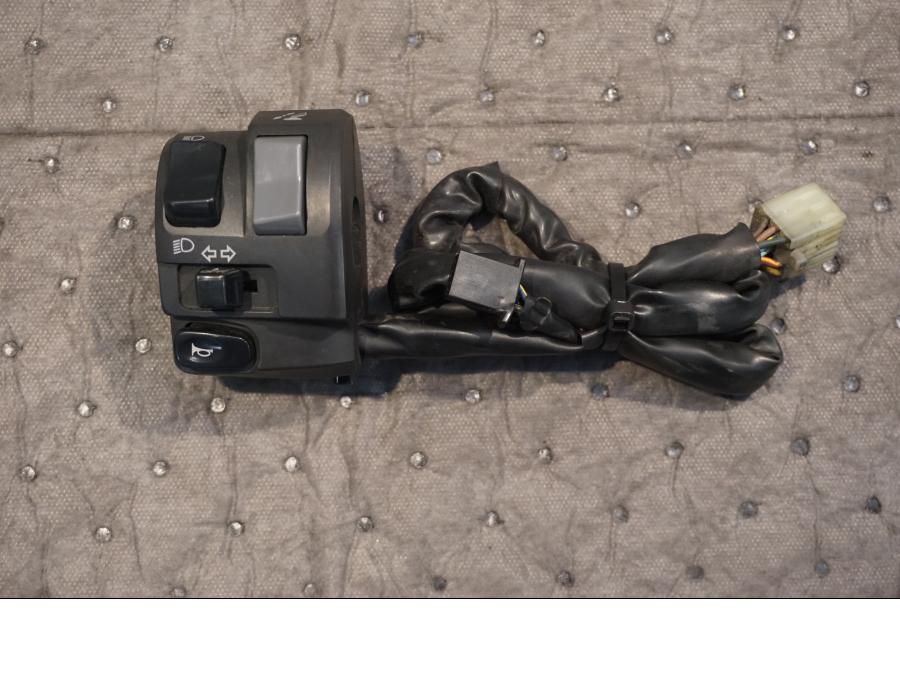 Framsidan på Styrelreglage från en Yamaha FJR 1300 -2004 motorcykel.