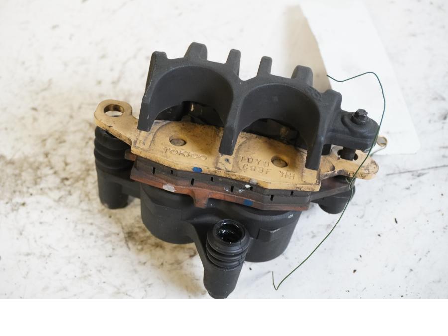 Baksidan på Bromsok från en Kawasaki Versys 650 -2007 motorcykel.