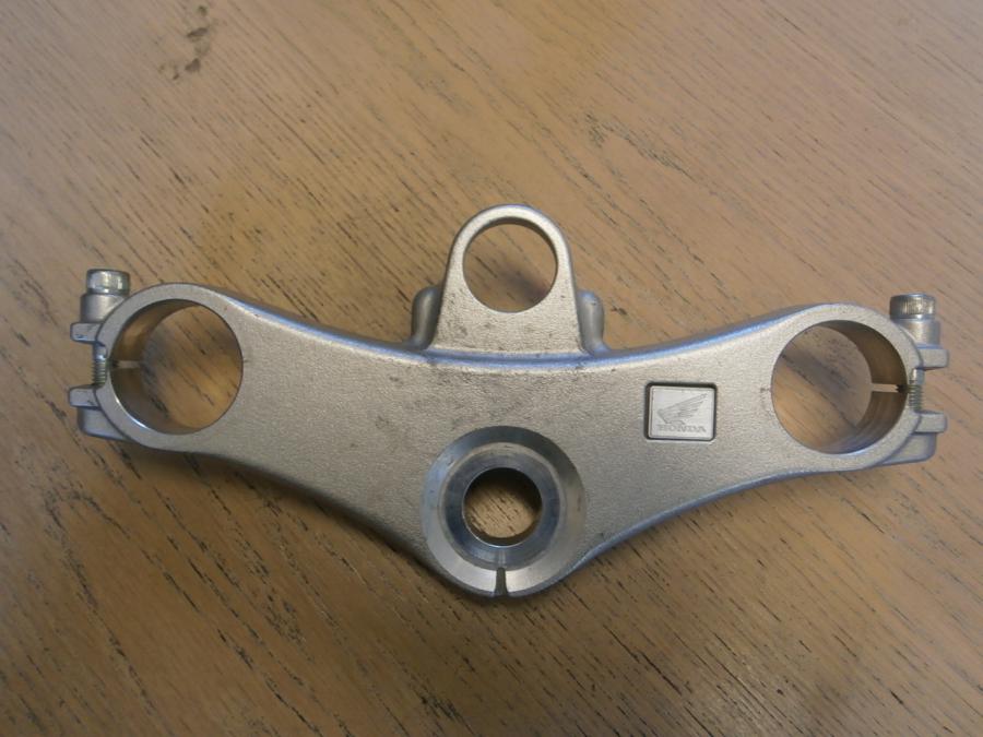Framsidan på Gaffelkrona från en Honda VFR 800 -1998 motorcykel.