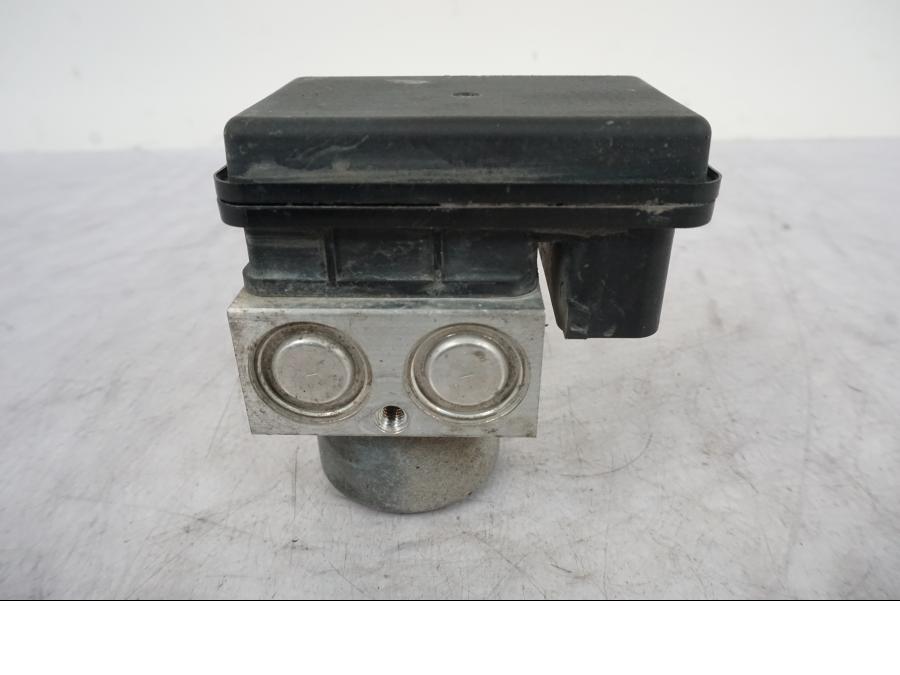 Vänster sida på ABS Modulator från en Kawasaki Versys 650 -2014 motorcykel.