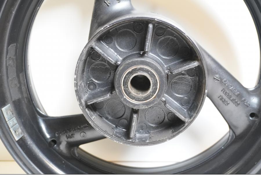 Extrabild3 på Fälg från en Yamaha YZF 1000 R -2001 motorcykel.