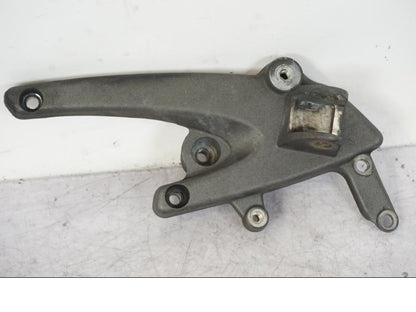 Framsidan på Fotpinnefäste från en Buell 1125 R -2008 motorcykel.