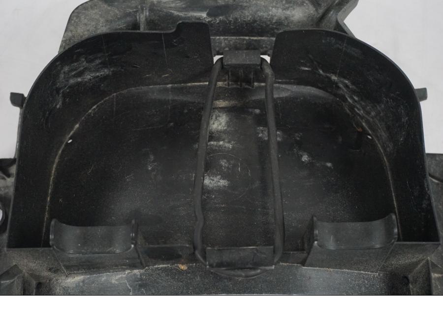 Vänster sida på Undertail från en Kawasaki ER-6N ABS -2010 motorcykel.