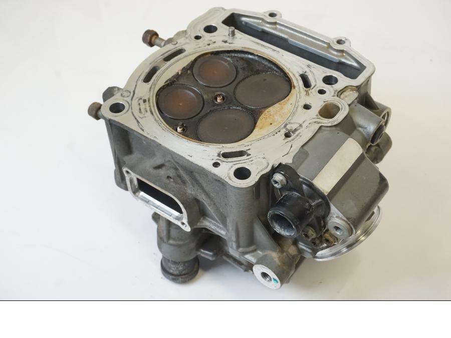 Snett nerifrån på Topplock från en KTM 1190 Adventure -2015 motorcykel.