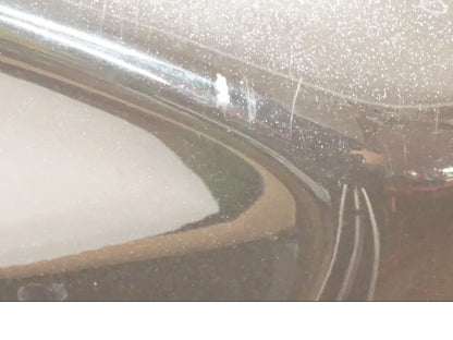 Snett uppifrån på Bensintank från en Kawasaki Z 400 -2020 motorcykel.