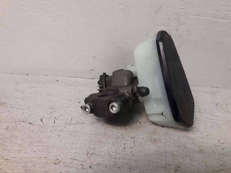 Baksidan på Bromshuvudcylinder från en Kawasaki GTR 1400 -2012 motorcykel.