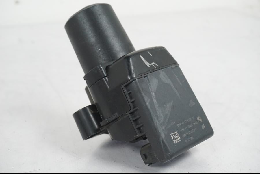 Vänster sida på <p>Låssats från BMW R 1200 RS 2015.</p>

<p>Keyless Ride, tändningslås, en grå plastnyckel, tanklock, antenn, kablage, fjärrnyckel och sadellås.</p> motorcykel.