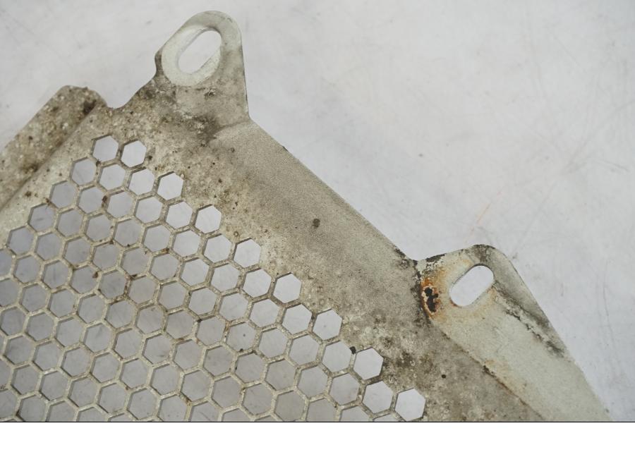 Baksidan på Vattenkylgaller från en Triumph Tiger Explorer -2013 motorcykel.