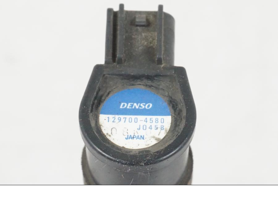 Snett uppifrån på Tändspole från en Kawasaki ER-6F -2010 motorcykel.