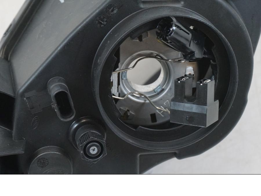 Snett nerifrån på Strålkastare från en BMW S 1000 XR -2014 motorcykel.