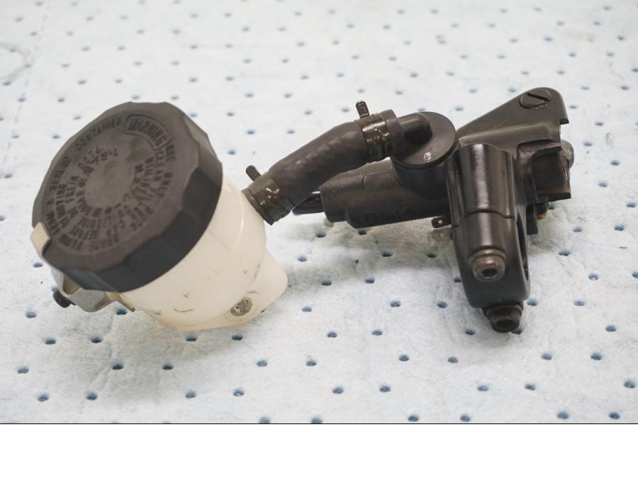 Baksidan på Bromshuvudcylinder från en Yamaha YZF 1000 R1 -2003 motorcykel.