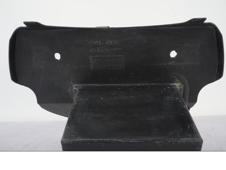 Snett nerifrån på Batterihållare från en Suzuki VL 800 -2002 motorcykel.