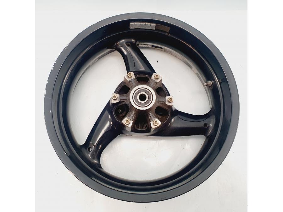 Baksidan på Fälg från en Ducati Monster 696 -2008 motorcykel.