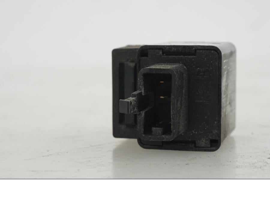 Baksidan på Blinkersrelä från en Yamaha XJ 900 S -1997 motorcykel.