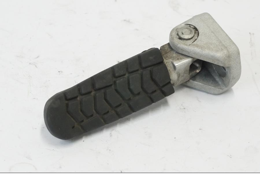 Vänster sida på Fotpinne från en KTM 690 Duke -2016 motorcykel.