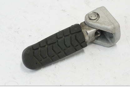 Vänster sida på Fotpinne från en KTM 690 Duke -2016 motorcykel.