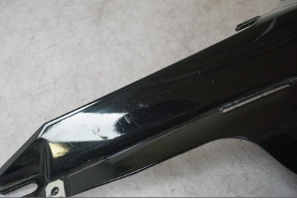 Snett nerifrån på Bensintankskåpa från en BMW K 1600 GTL -2015 motorcykel.