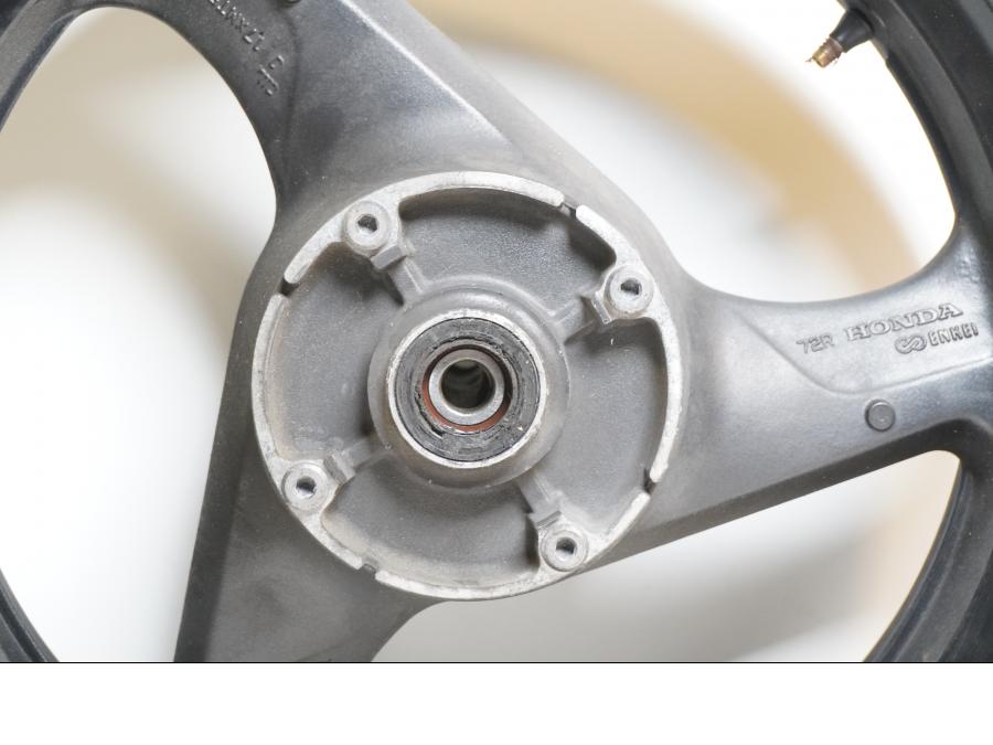 Extrabild2 på Fälg från en Honda CB 600 Hornet -2001 motorcykel.