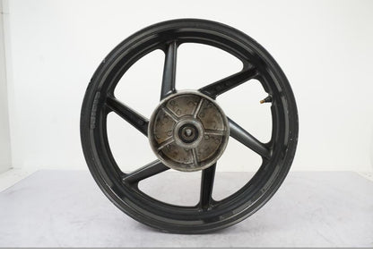 Snett nerifrån på Fälg från en Honda CB 750 -1996 motorcykel.