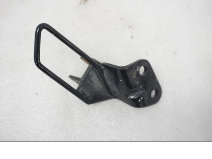 Baksidan på Fotpinnefäste från en Suzuki VL 800 -2004 motorcykel.