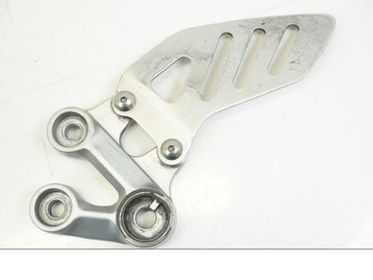 Baksidan på Fotpinnefäste inre från en Suzuki GSX-R 1000 -2005 motorcykel.