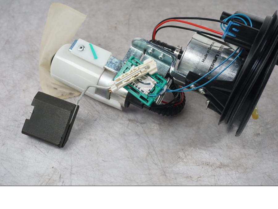 Vänster sida på Bensinpump insprut från en BMW F 800 R -2018 motorcykel.