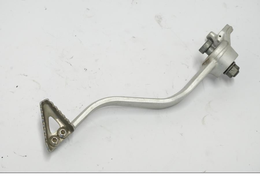 Baksidan på Bromspedal från en KTM 690 Duke -2016 motorcykel.