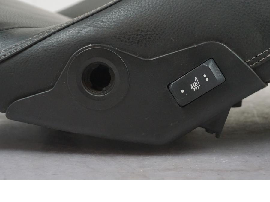 Höger sida på Sadel från en BMW K 1600 GTL -2015 motorcykel.