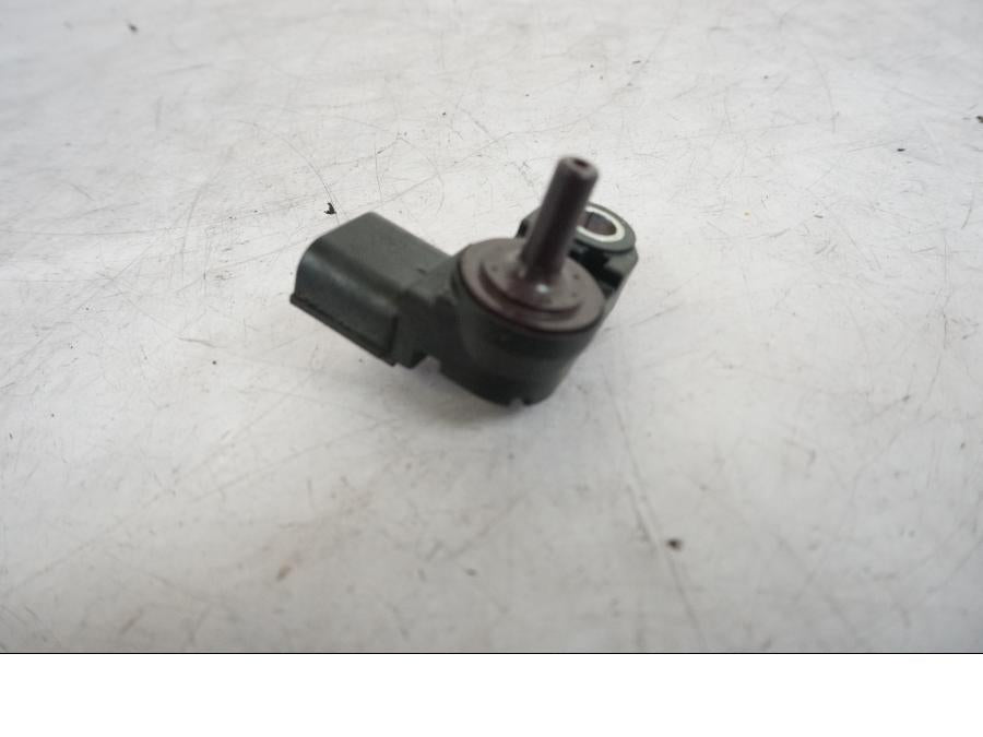 Baksidan på Mapsensor från en Triumph Bonneville T120 -2021 motorcykel.