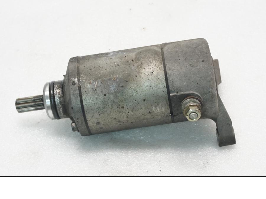 Framsidan på Startmotor från en Suzuki SV 650 -2006 motorcykel.