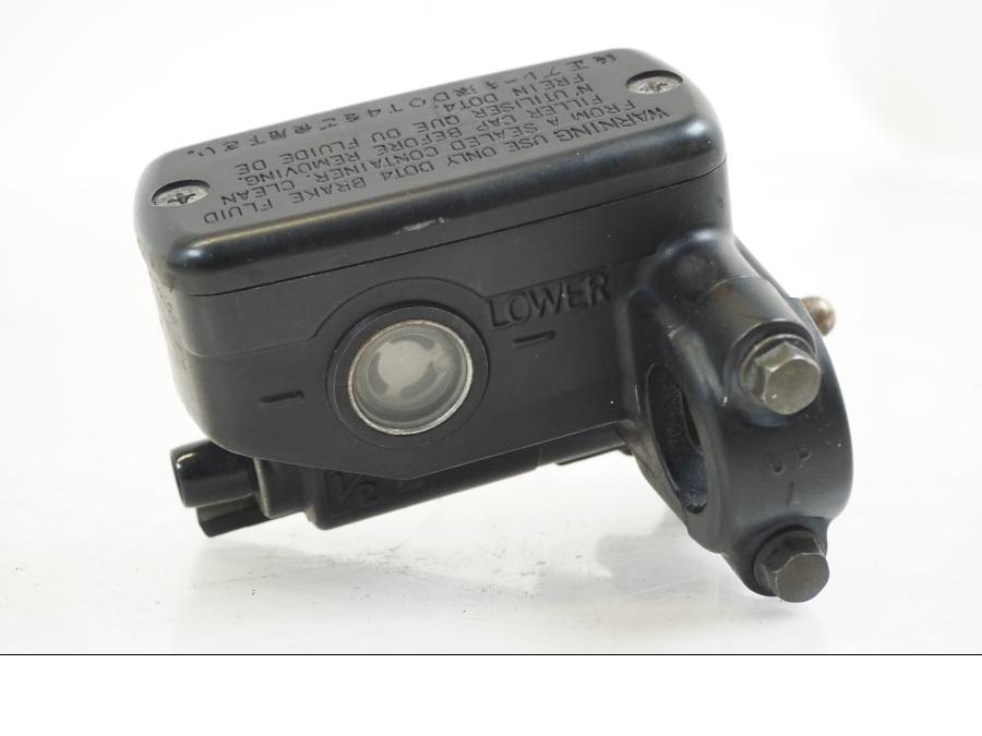 Framsidan på Bromshuvudcylinder från en Honda ST 1300 -2002 motorcykel.