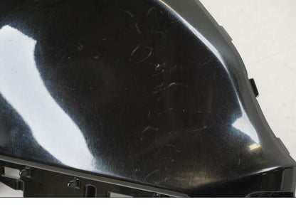 Snett nerifrån på Tankkåpa från en Yamaha YZF R7 -2022 motorcykel.