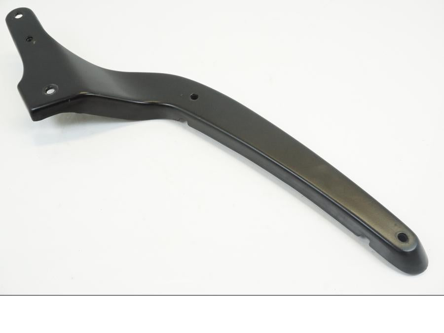 Framsidan på Bakskärmstag från en Suzuki VL 1500 -1999 motorcykel.