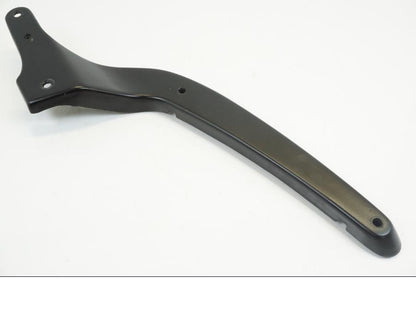 Framsidan på Bakskärmstag från en Suzuki VL 1500 -1999 motorcykel.