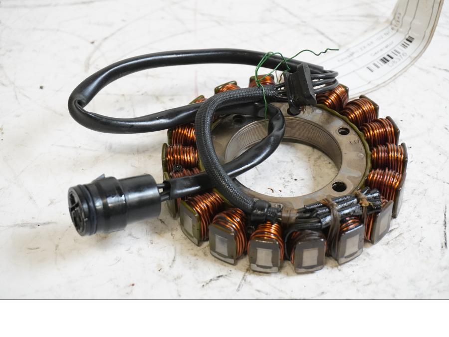 Framsidan på Generator från en Kawasaki ZX-6R -2002 motorcykel.