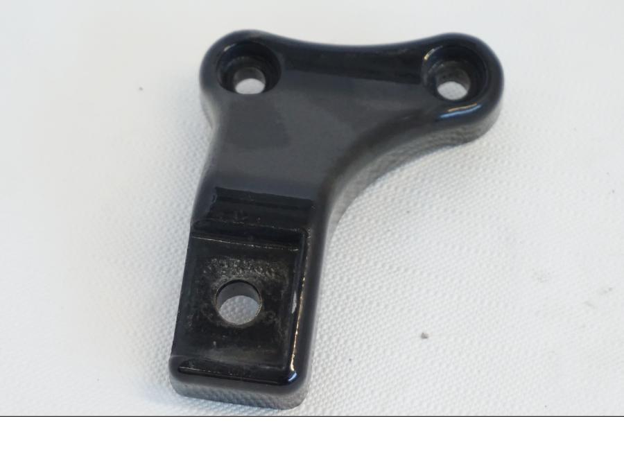 Framsidan på Fotpinnefäste från en Kawasaki VN 1500 Mean Streak -2002 motorcykel.