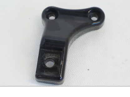 Framsidan på Fotpinnefäste från en Kawasaki VN 1500 Mean Streak -2002 motorcykel.