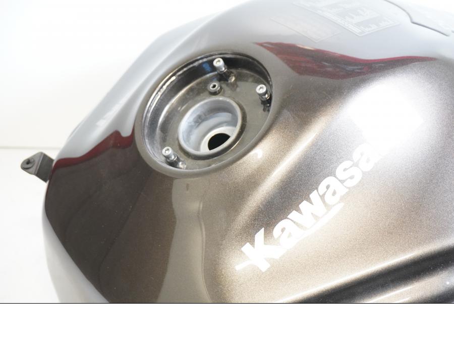 Höger sida på Bensintank från en Kawasaki Versys 1000 -2012 motorcykel.